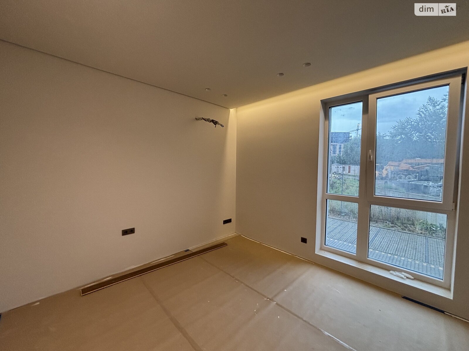 Продаж трикімнатної квартири в Минаї, на вул. Августина Волошина 24, кв. 205, фото 1