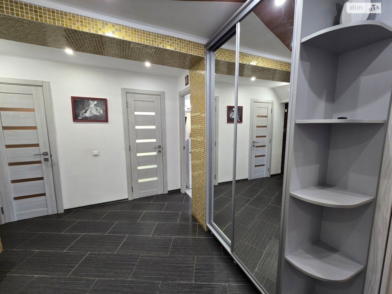 Продаж трикімнатної квартири в Мукачеві, на вул. Росвигівська, фото 1 Продаж трикімнатної квартири в Мукачеві, на вул. Росвигівська, фото 1