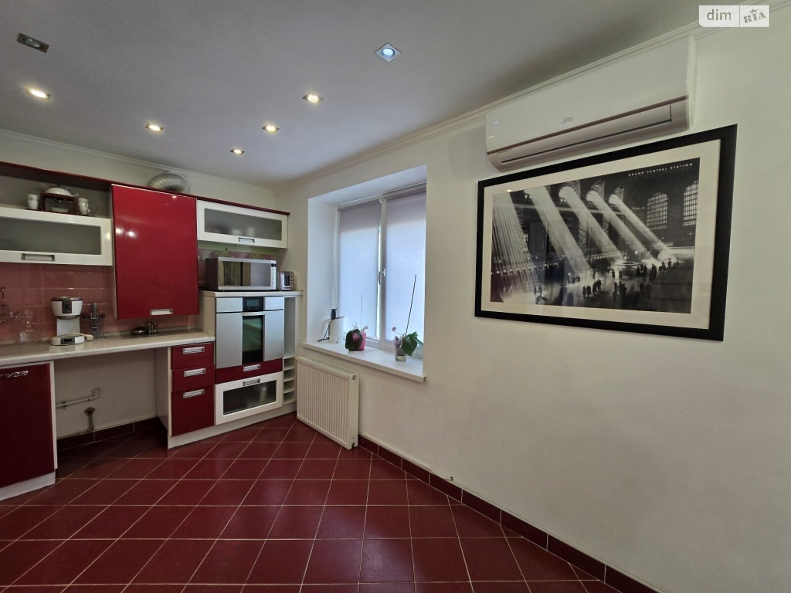 Продаж трикімнатної квартири в Мукачеві, на вул. Росвигівська, фото 1 Продаж трикімнатної квартири в Мукачеві, на вул. Росвигівська, фото 1