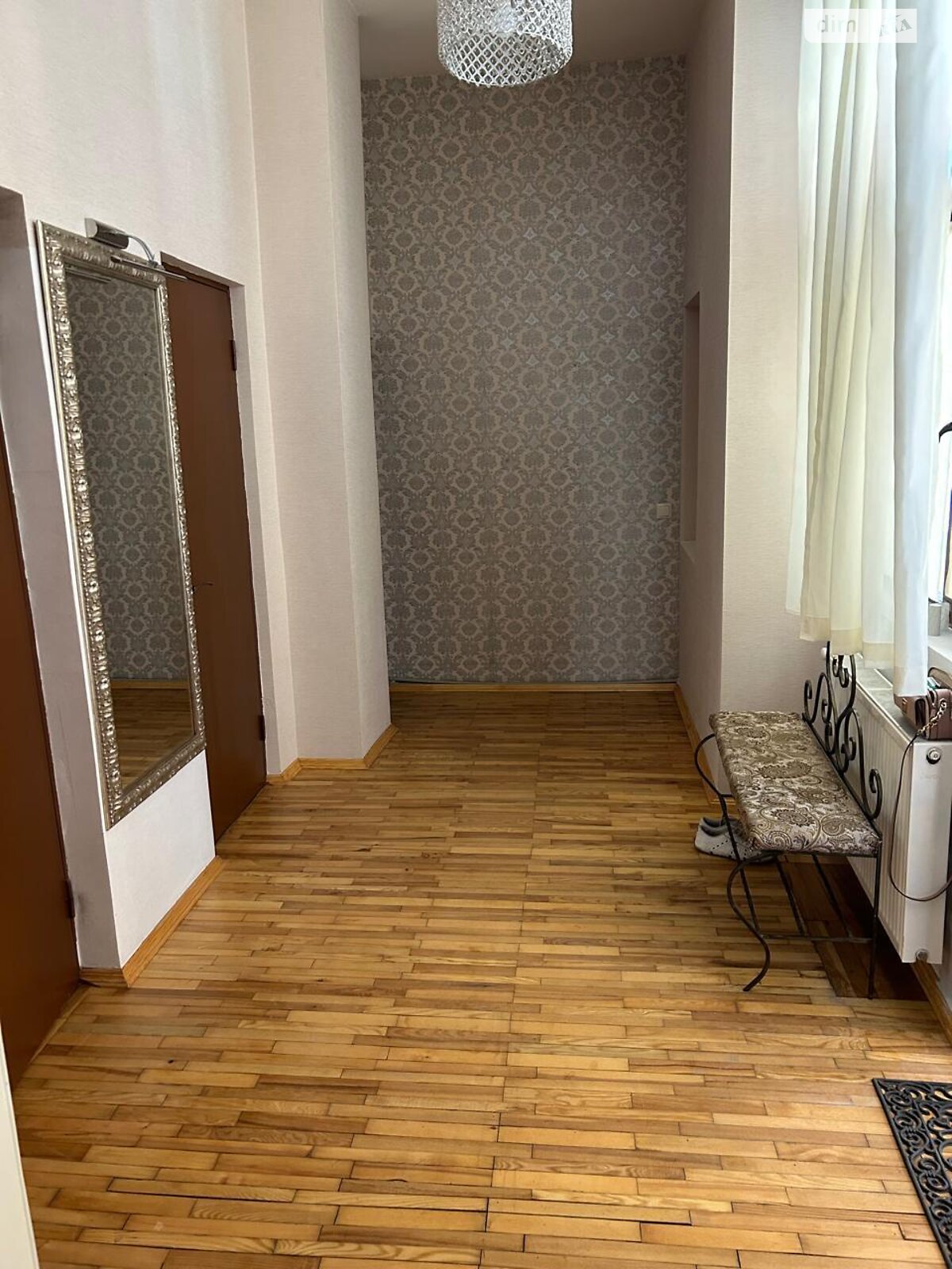 Продажа четырехкомнатной квартиры в Мукачеве, на пл. Александра Духновича 24, кв. 3, район Центр фото 1