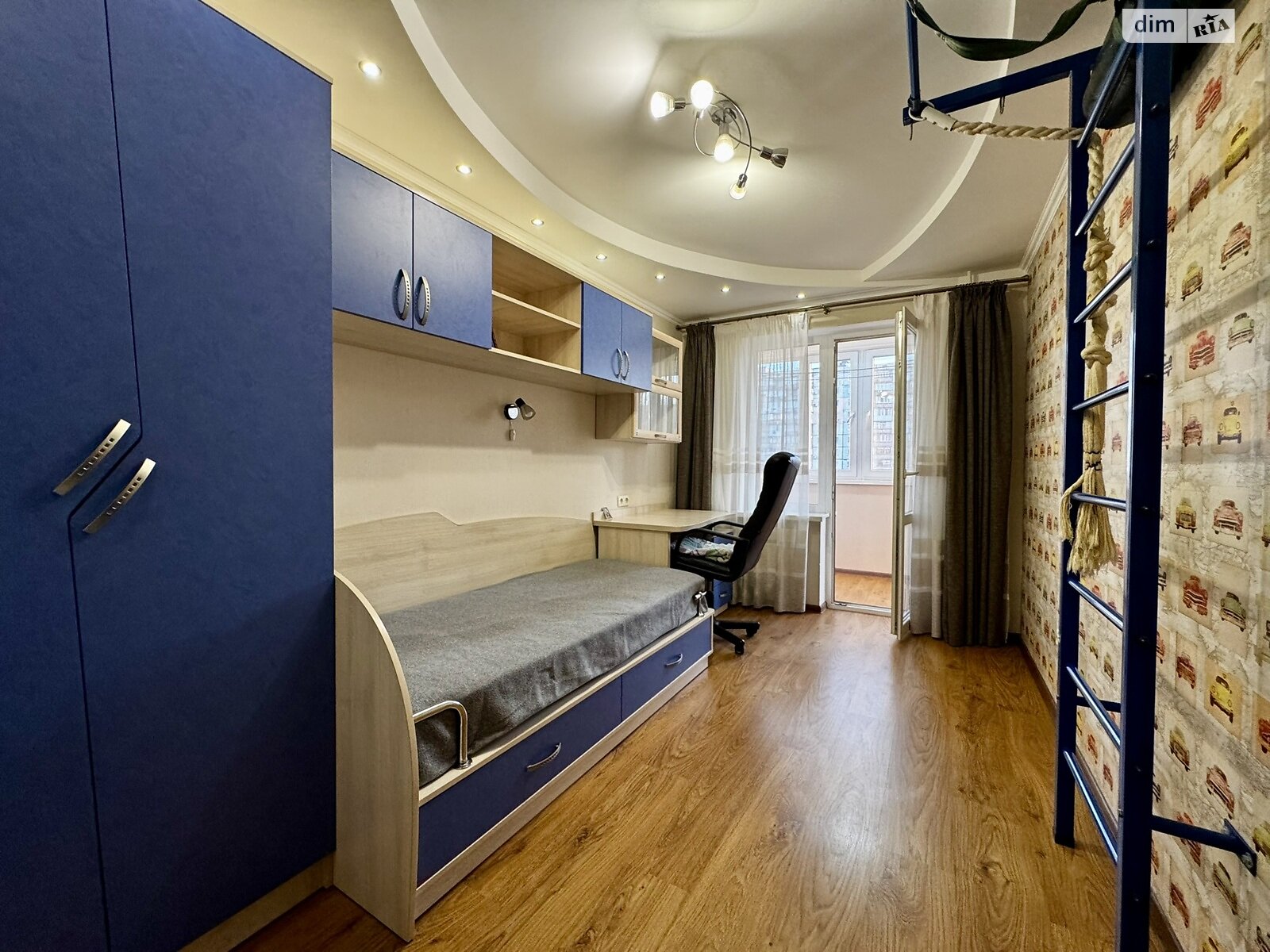 Продаж чотирикімнатної квартири в Миколаєві, на вул. Космонавтів 74, район Площа Перемоги фото 1