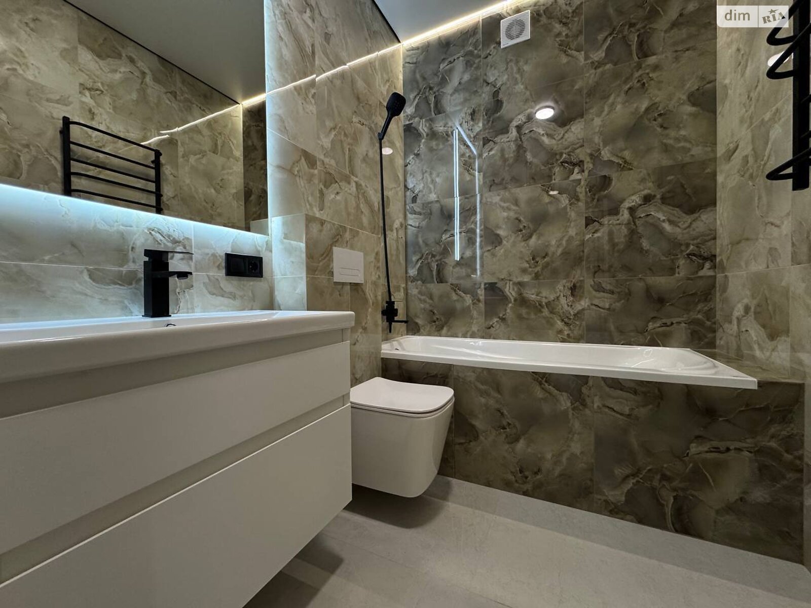 Продаж трикімнатної квартири в Одесі, на вул. Краснова 3 корпус 65, район Ближні Млини фото 1