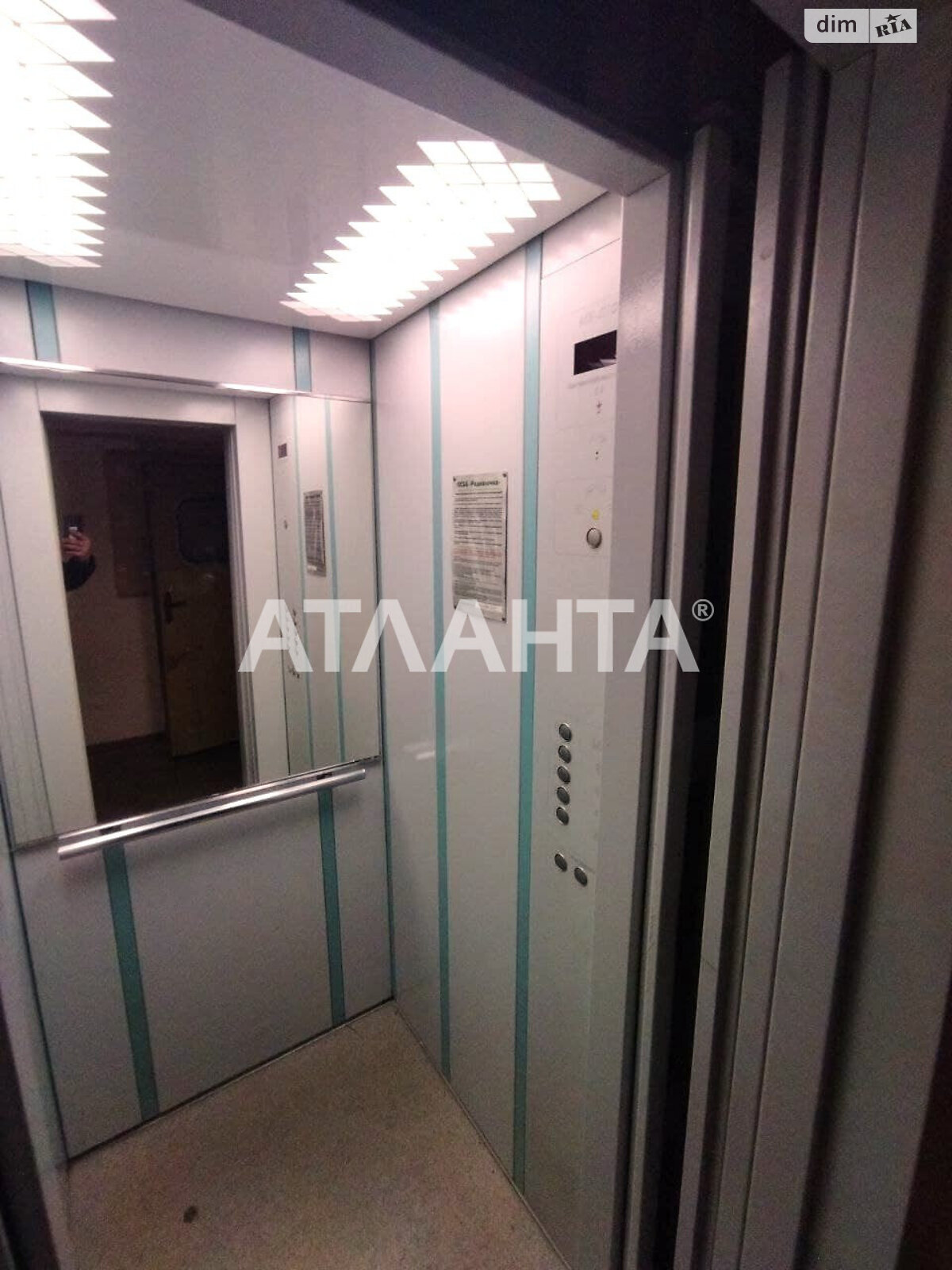 Продажа трехкомнатной квартиры в Одессе, на ул. Бугаевская, район Хаджибейский фото 1 Продажа трехкомнатной квартиры в Одессе, на ул. Бугаевская, район Хаджибейский фото 1