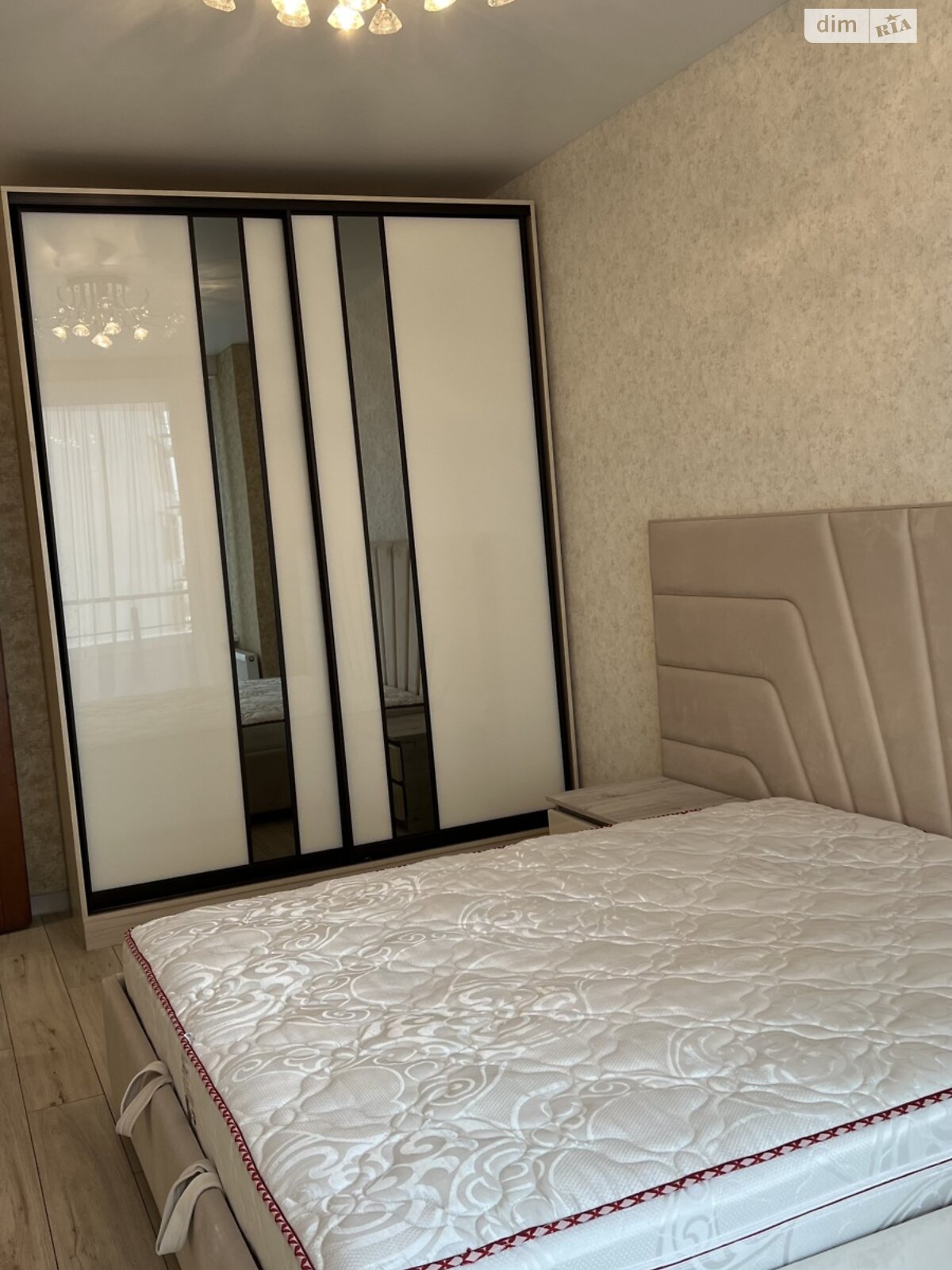 Продаж трикімнатної квартири в Одесі, на вул. Літературна 1А, фото 1 Продаж трикімнатної квартири в Одесі, на вул. Літературна 1А, фото 1