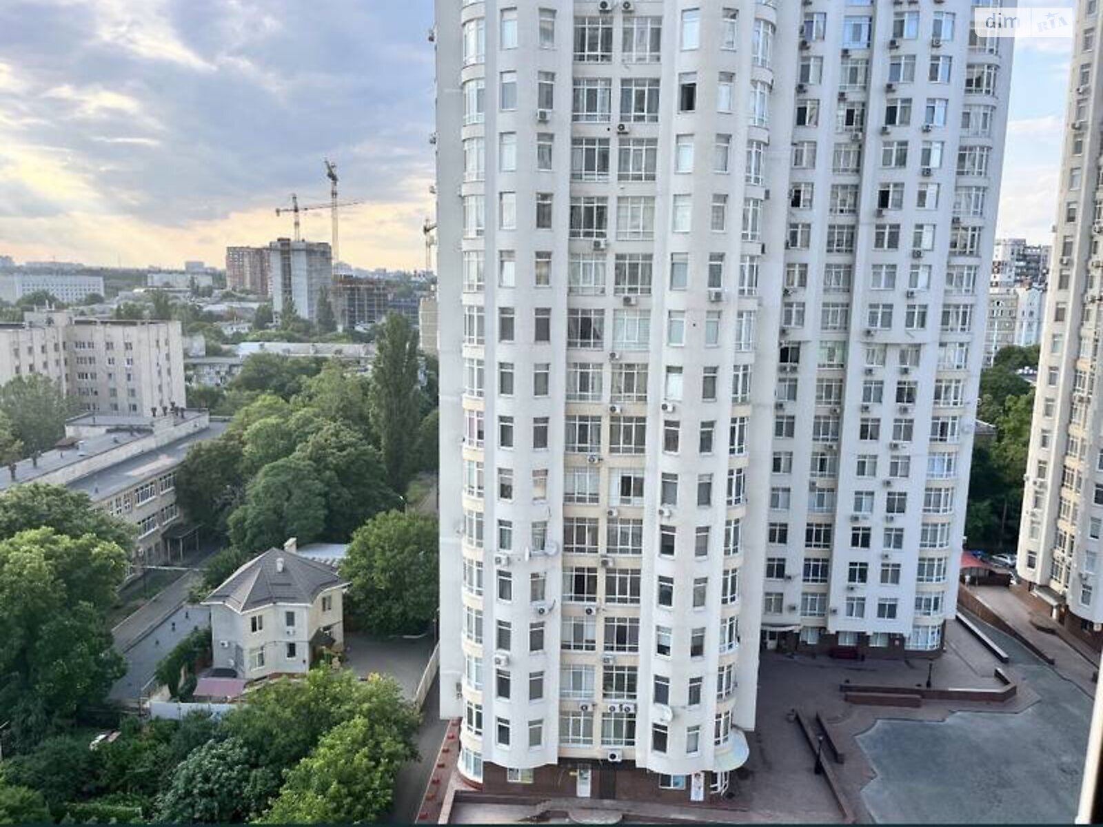 Продаж трикімнатної квартири в Одесі, на бул. Французький 22 корпус 2, район Малий Фонтан фото 1 Продаж трикімнатної квартири в Одесі, на бул. Французький 22 корпус 2, район Малий Фонтан фото 1
