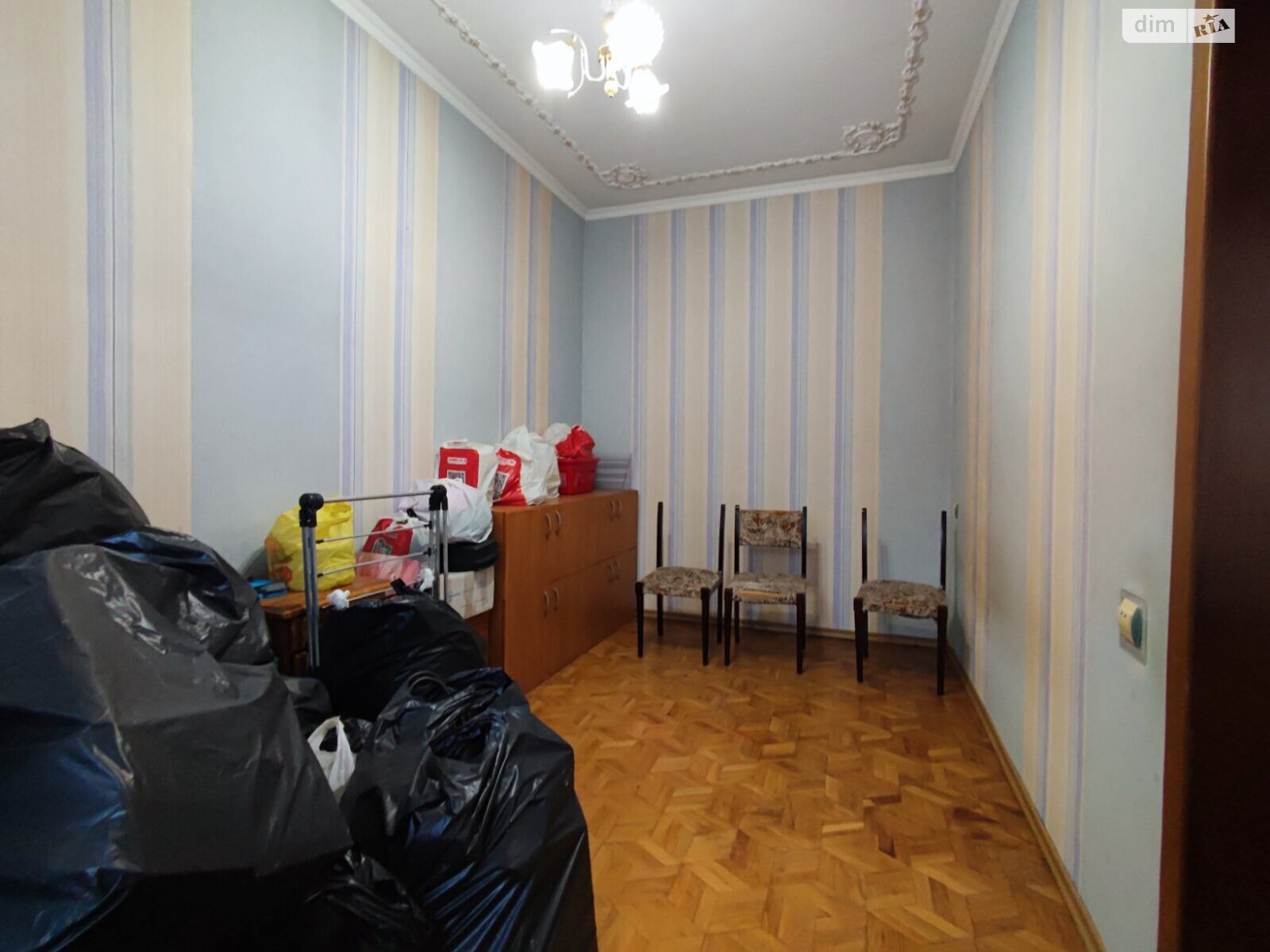 Продаж трикімнатної квартири в Одесі, на вул. Генерала Ватутіна, район Молдаванка фото 1 Продаж трикімнатної квартири в Одесі, на вул. Генерала Ватутіна, район Молдаванка фото 1