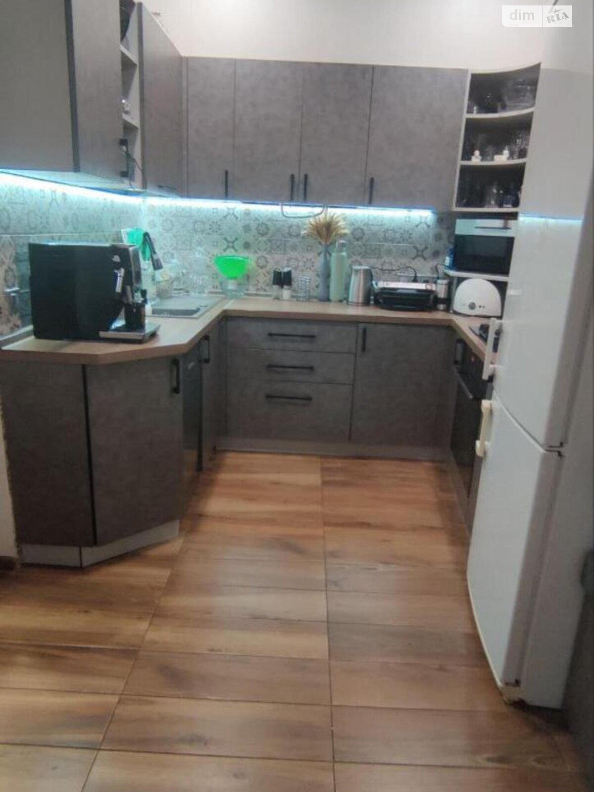 Продаж трикімнатної квартири в Одесі, на вул. Сєрова, район Молдаванка фото 1 Продаж трикімнатної квартири в Одесі, на вул. Сєрова, район Молдаванка фото 1