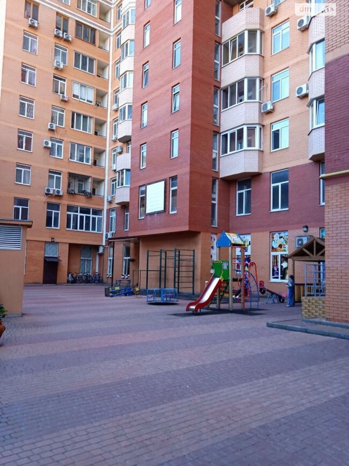 Продажа трехкомнатной квартиры в Одессе, на ул. Разумовская 10/12, район Молдаванка фото 1 Продажа трехкомнатной квартиры в Одессе, на ул. Разумовская 10/12, район Молдаванка фото 1