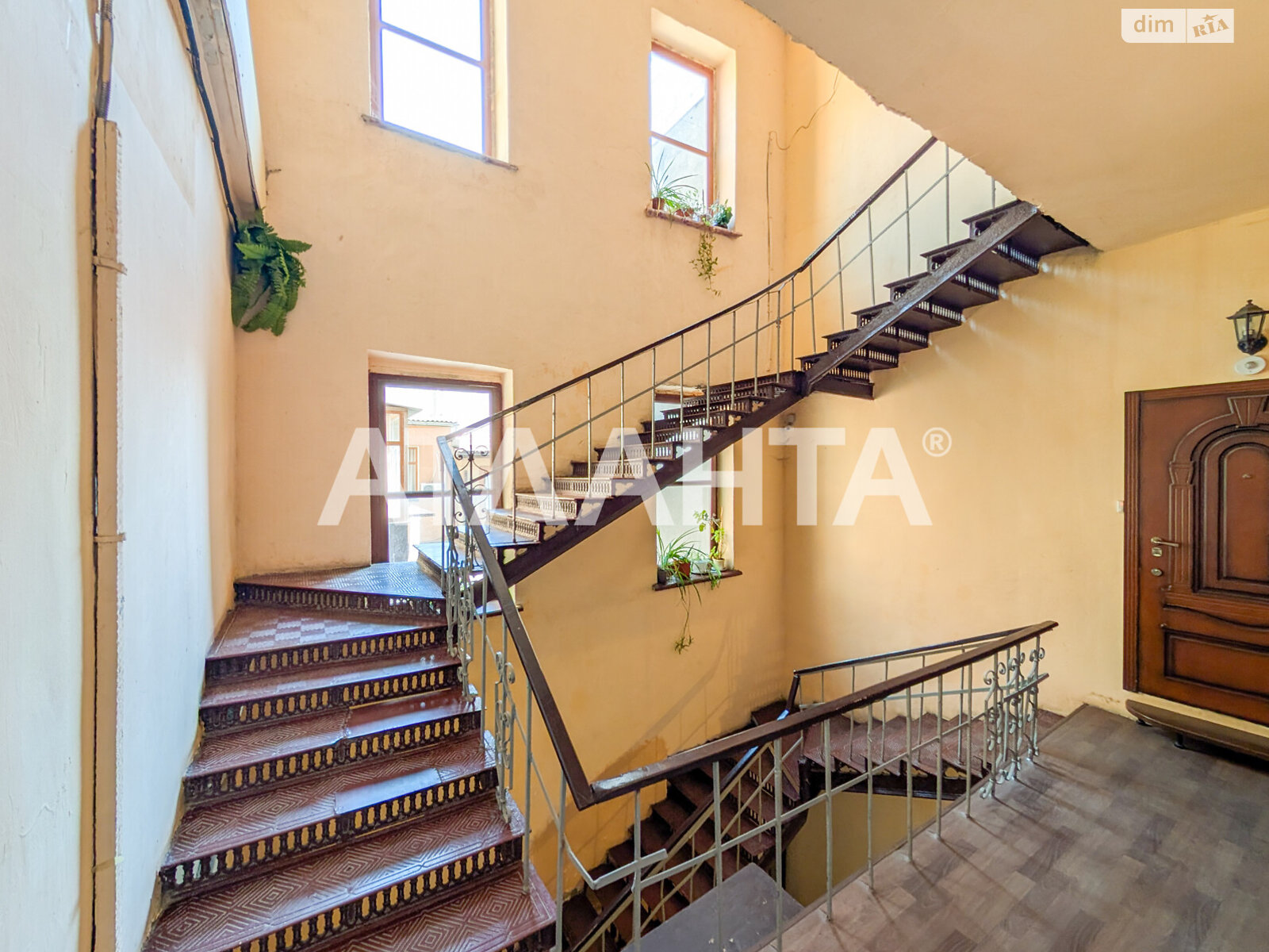 Продаж трикімнатної квартири в Одесі, на вул. Разумовська, район Молдаванка фото 1 Продаж трикімнатної квартири в Одесі, на вул. Разумовська, район Молдаванка фото 1