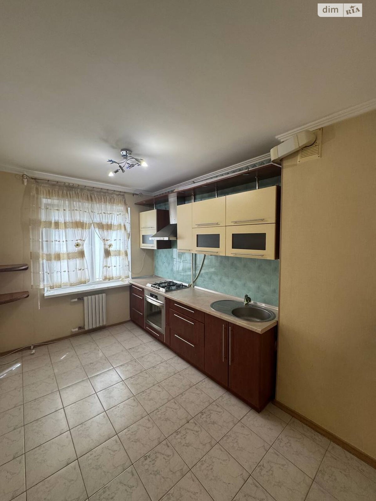 Продаж трикімнатної квартири в Одесі, на вул. Середня 61, район Молдаванка фото 1 Продаж трикімнатної квартири в Одесі, на вул. Середня 61, район Молдаванка фото 1