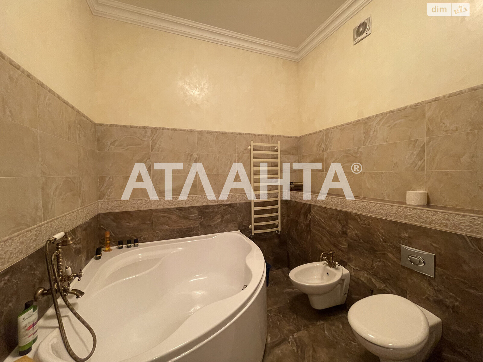 Продаж трикімнатної квартири в Одесі, на вул. Довженка 4А, район Приморський фото 1 Продаж трикімнатної квартири в Одесі, на вул. Довженка 4А, район Приморський фото 1