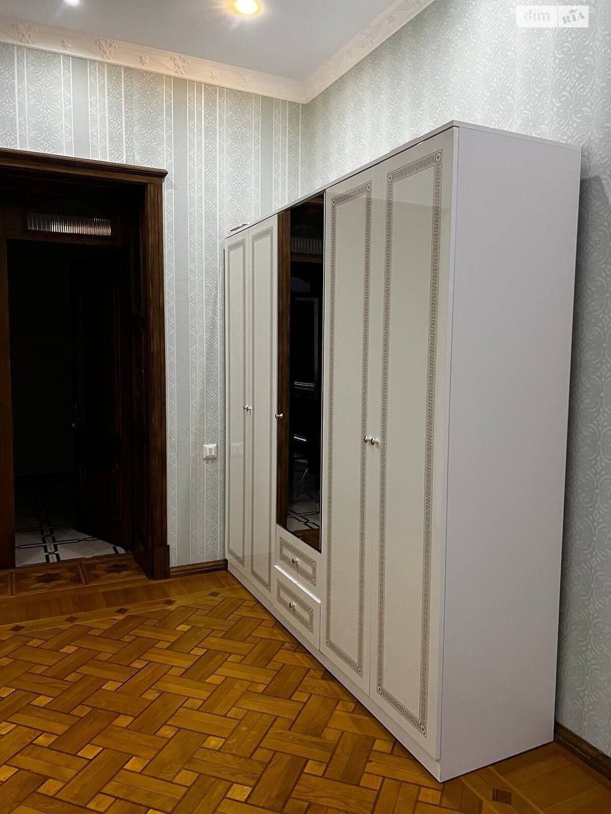 Продажа четырехкомнатной квартиры в Одессе, на ул. Довженко 6, кв. 10, район Приморский фото 1 Продажа четырехкомнатной квартиры в Одессе, на ул. Довженко 6, кв. 10, район Приморский фото 1