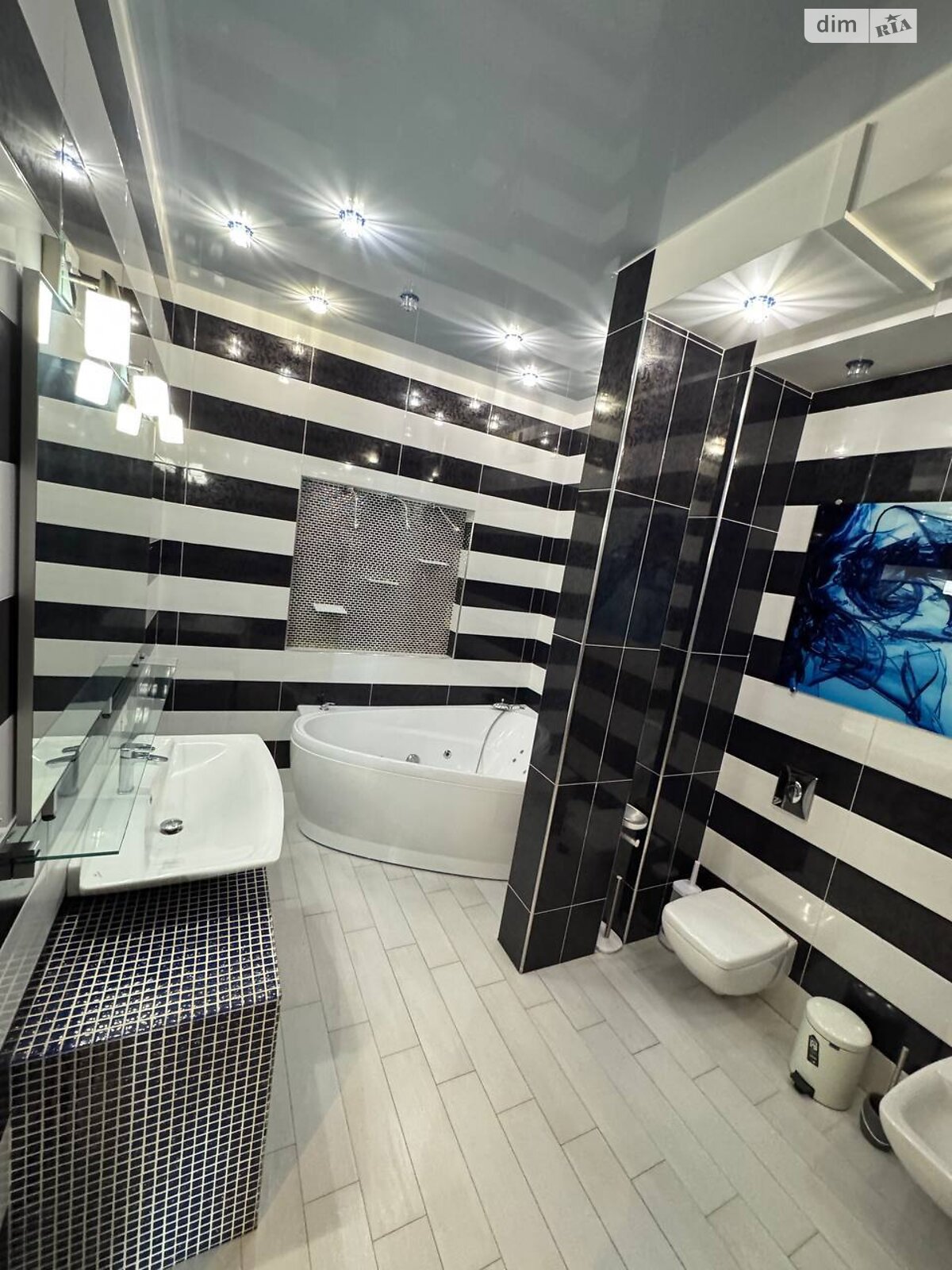 Продаж трикімнатної квартири в Одесі, на вул. Літературна 1А, район Приморський фото 1 Продаж трикімнатної квартири в Одесі, на вул. Літературна 1А, район Приморський фото 1