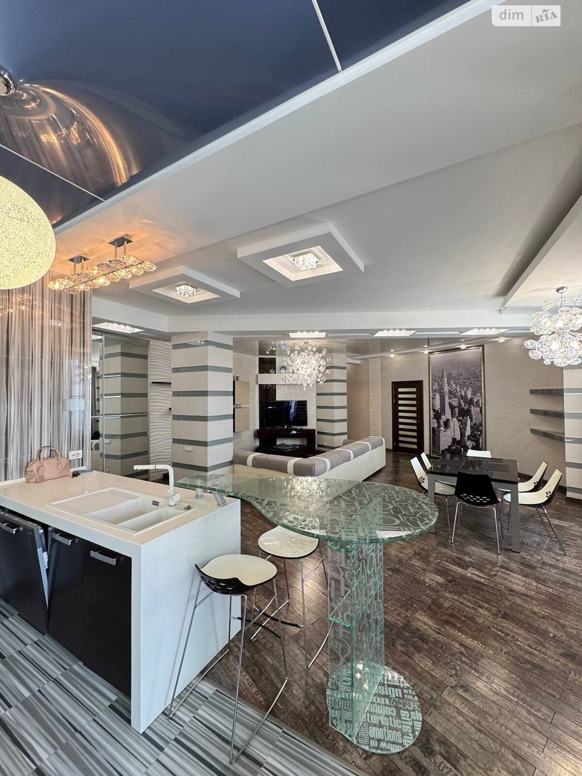 Продаж трикімнатної квартири в Одесі, на вул. Літературна 1А, район Приморський фото 1 Продаж трикімнатної квартири в Одесі, на вул. Літературна 1А, район Приморський фото 1