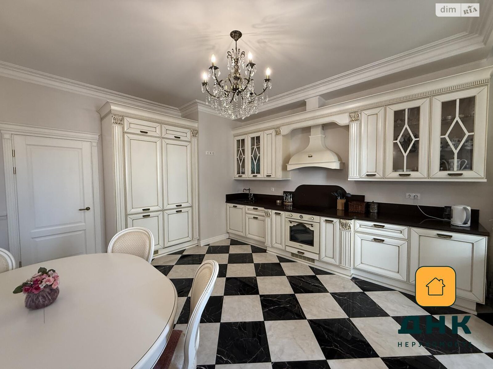 Продажа трехкомнатной квартиры в Одессе, на ул. Литературная 12, район Приморский фото 1 Продажа трехкомнатной квартиры в Одессе, на ул. Литературная 12, район Приморский фото 1