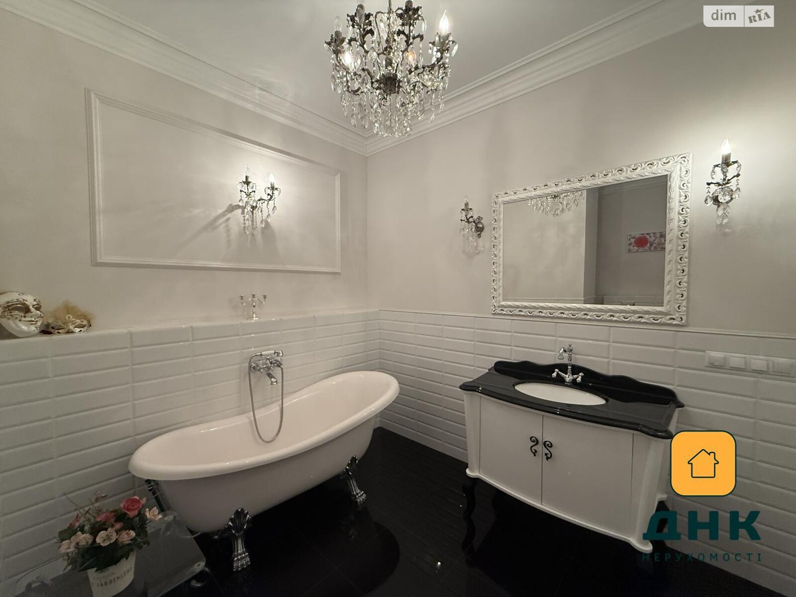 Продажа трехкомнатной квартиры в Одессе, на ул. Литературная 12, район Приморский фото 1 Продажа трехкомнатной квартиры в Одессе, на ул. Литературная 12, район Приморский фото 1