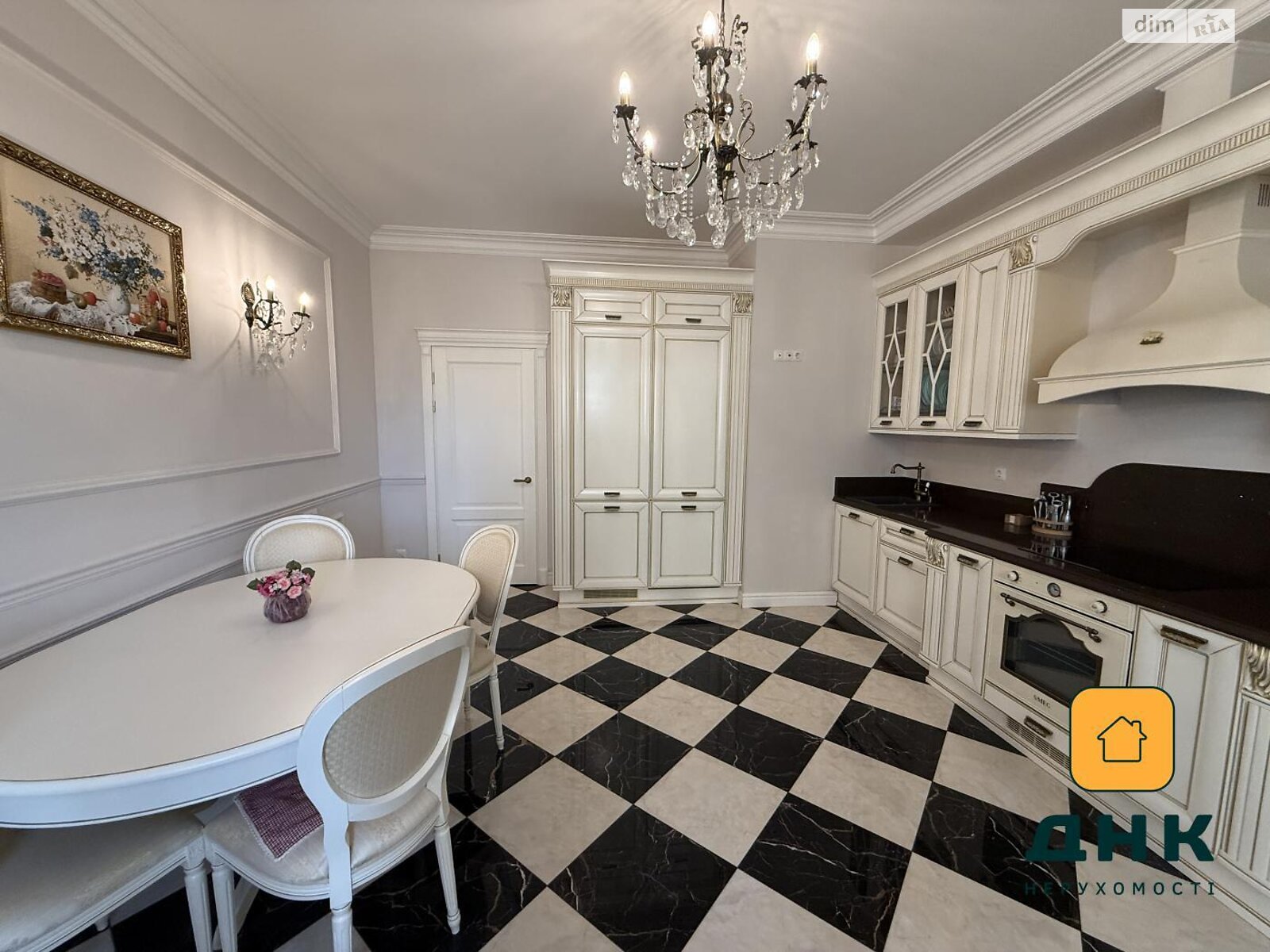 Продажа трехкомнатной квартиры в Одессе, на ул. Литературная 12, район Приморский фото 1 Продажа трехкомнатной квартиры в Одессе, на ул. Литературная 12, район Приморский фото 1