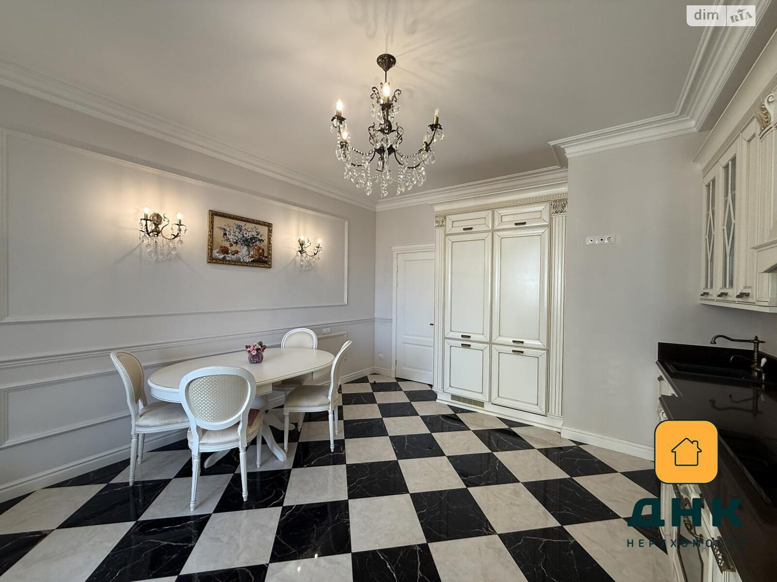 Продажа трехкомнатной квартиры в Одессе, на ул. Литературная 12, район Приморский фото 1 Продажа трехкомнатной квартиры в Одессе, на ул. Литературная 12, район Приморский фото 1