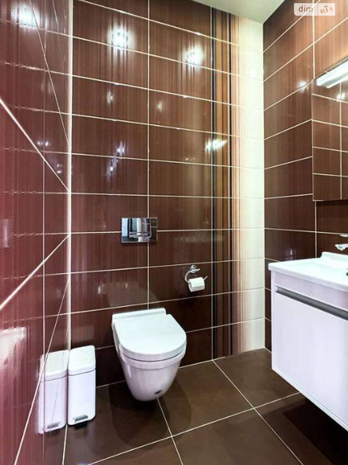 Продаж чотирикімнатної квартири в Одесі, на вул. Літературна 1А, район Приморський фото 1