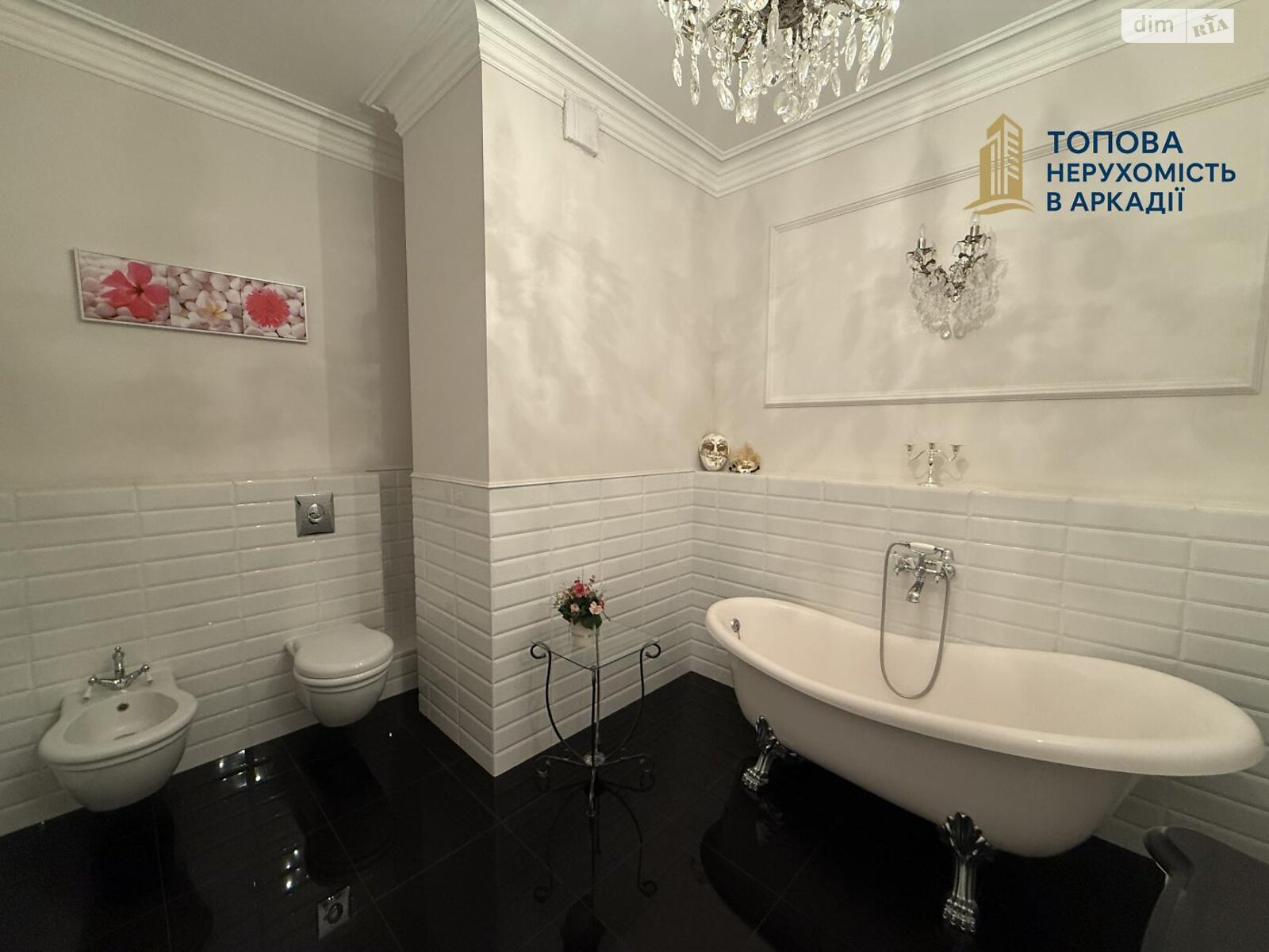 Продажа трехкомнатной квартиры в Одессе, на ул. Литературная 12А корпус 1, район Приморский фото 1