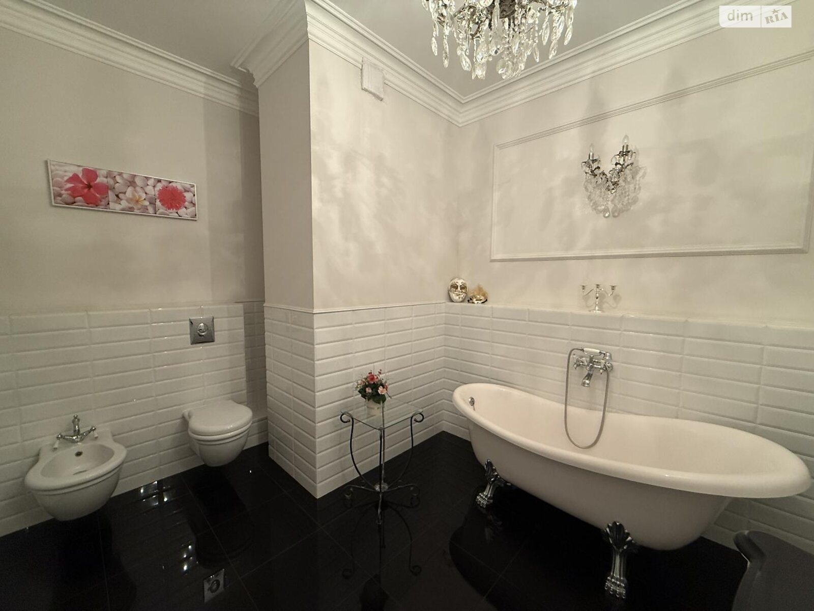 Продаж чотирикімнатної квартири в Одесі, на вул. Літературна 12А корпус 1, район Приморський фото 1