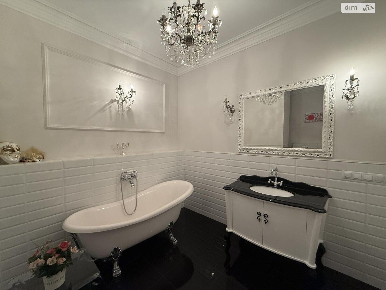 Продаж чотирикімнатної квартири в Одесі, на вул. Літературна 12А корпус 1, район Приморський фото 1