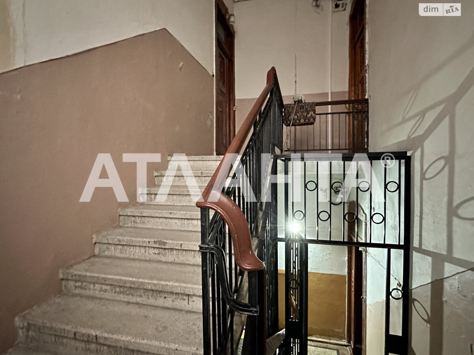 Продажа трехкомнатной квартиры в Одессе, на пл. Льва Толстого, район Приморский фото 1 Продажа трехкомнатной квартиры в Одессе, на пл. Льва Толстого, район Приморский фото 1