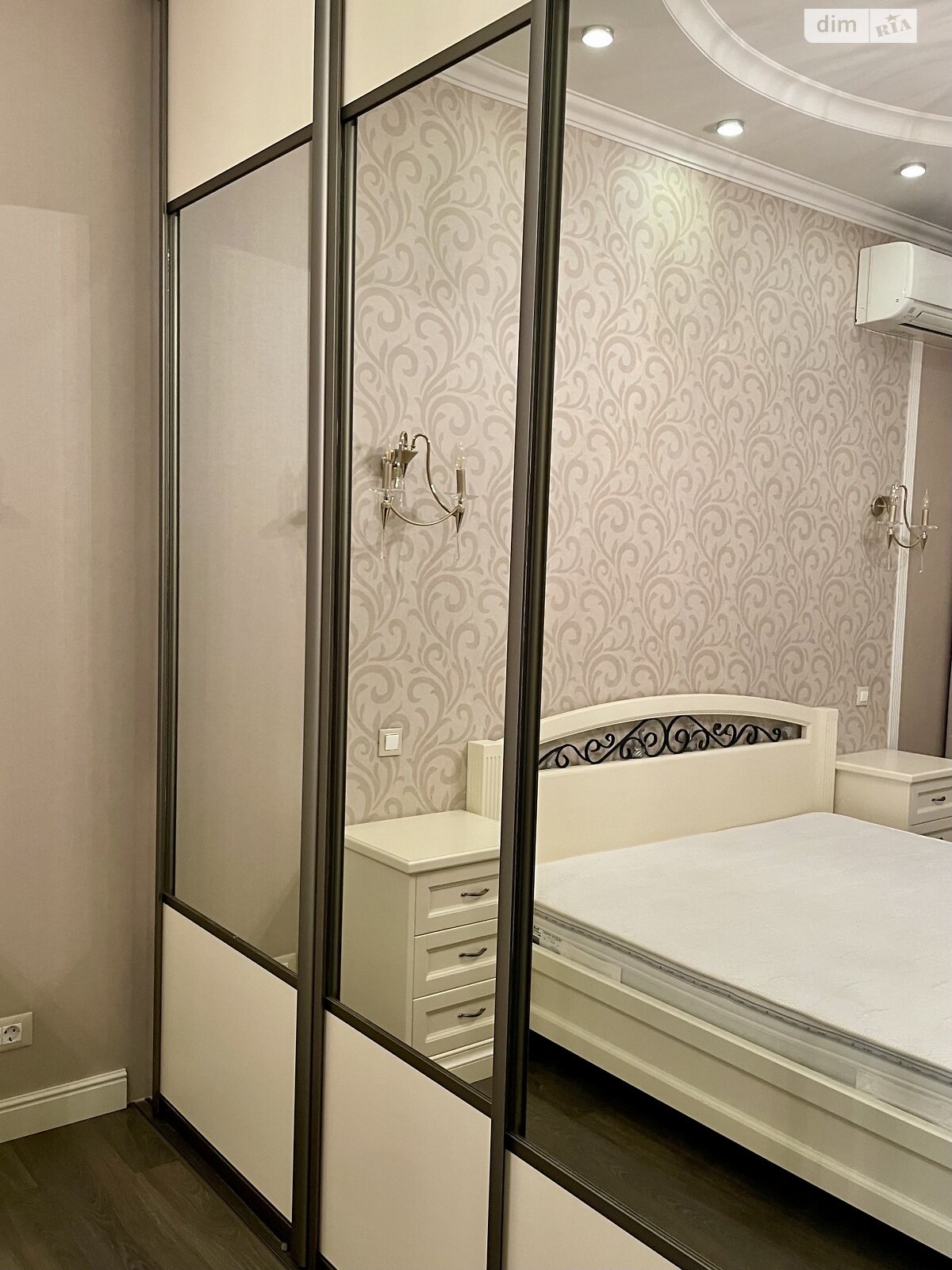 Продажа трехкомнатной квартиры в Одессе, на ул. Независимости 11, район Приморский фото 1