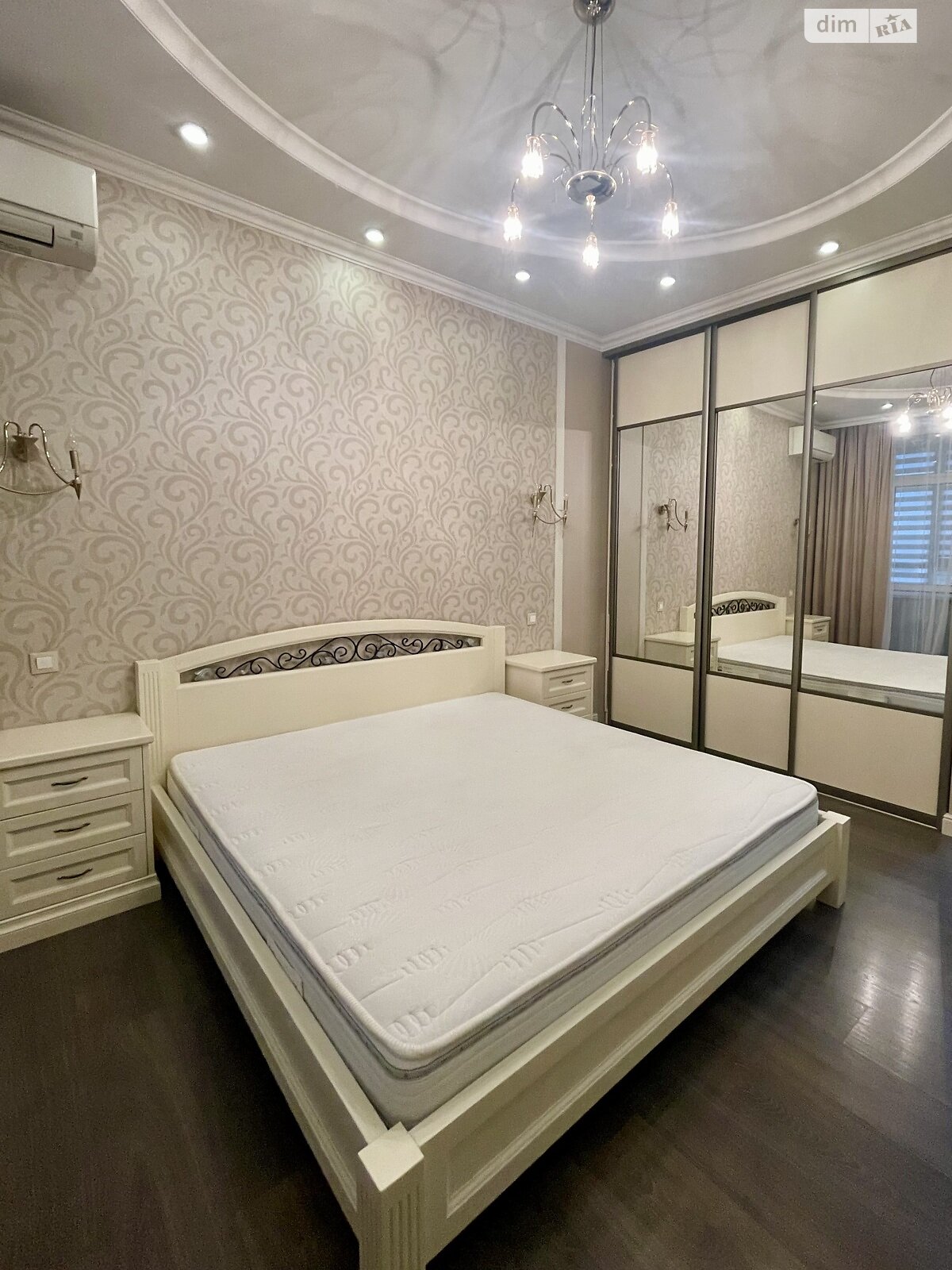 Продажа трехкомнатной квартиры в Одессе, на ул. Независимости 11, район Приморский фото 1