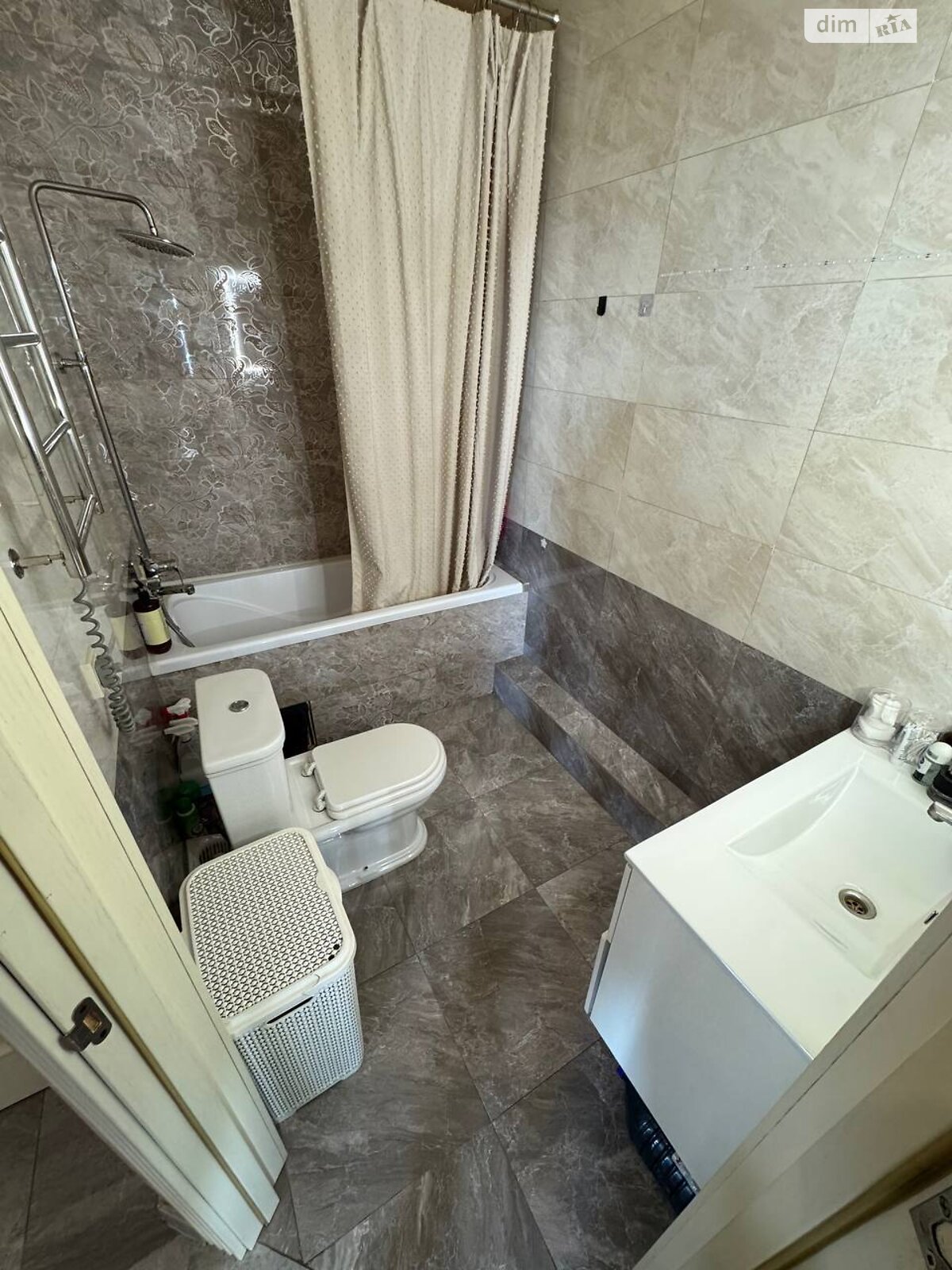 Продажа трехкомнатной квартиры в Одессе, на ул. Бассейная 6А, район Сахалинчик фото 1