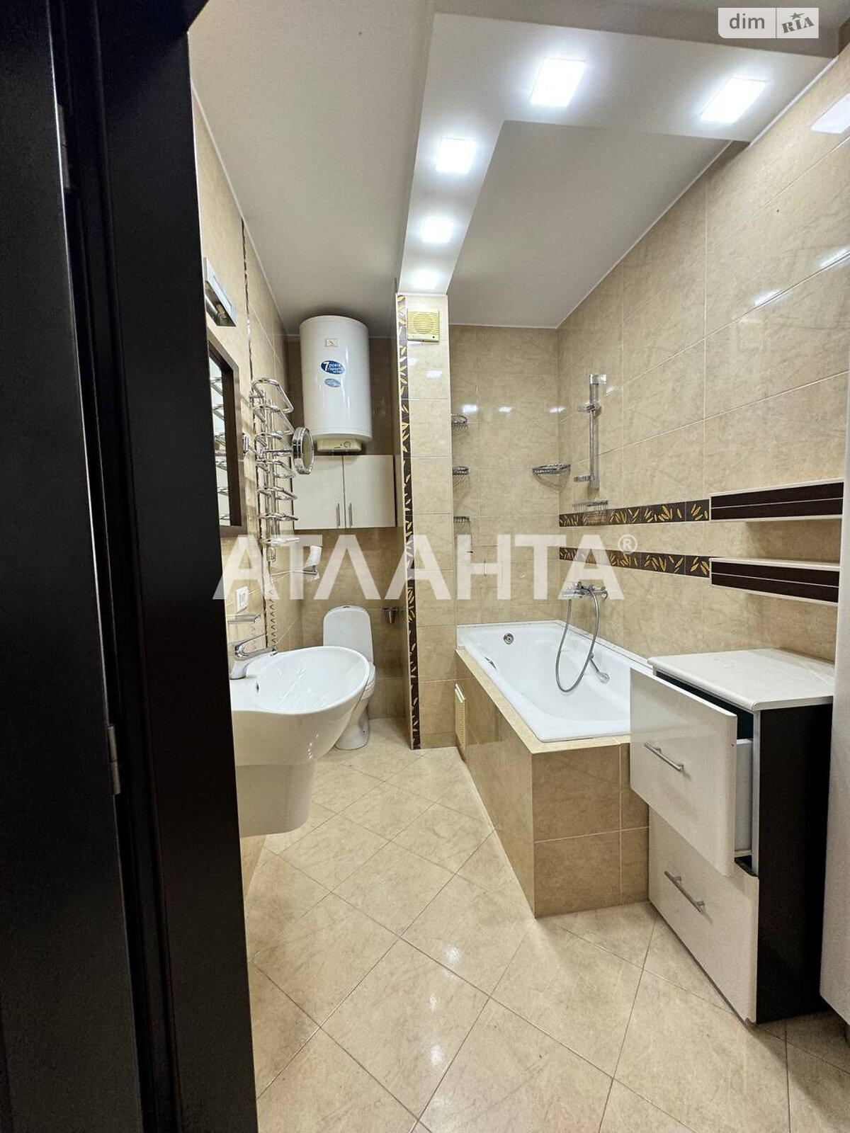 Продажа трехкомнатной квартиры в Одессе, на ул. Палубная, район Судостроитель фото 1 Продажа трехкомнатной квартиры в Одессе, на ул. Палубная, район Судостроитель фото 1