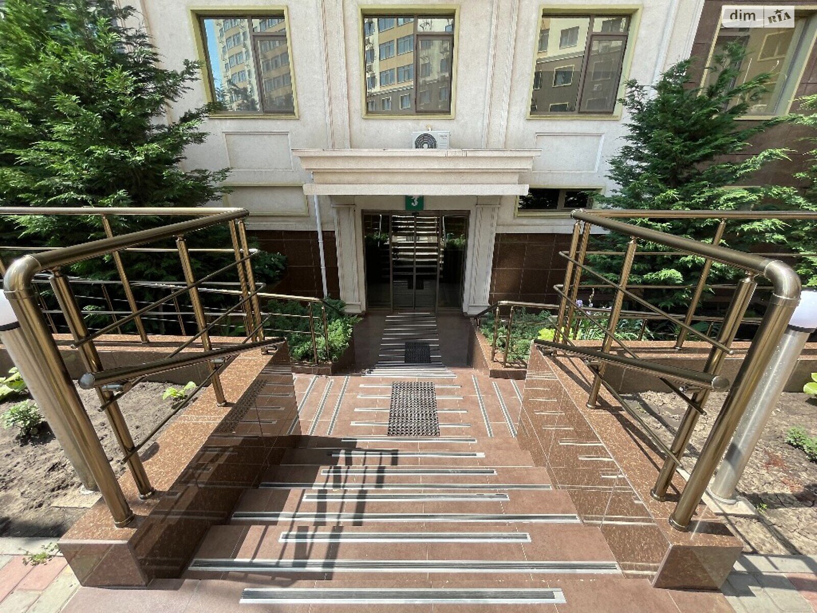 Продажа трехкомнатной квартиры в Одессе, на ул. Академика Сахарова, район Пересыпский фото 1 Продажа трехкомнатной квартиры в Одессе, на ул. Академика Сахарова, район Пересыпский фото 1