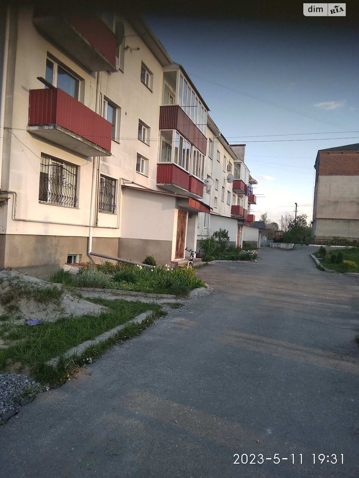 Продаж чотирикімнатної квартири в Полонному, на вул. Залізнична 1, фото 1 Продаж чотирикімнатної квартири в Полонному, на вул. Залізнична 1, фото 1