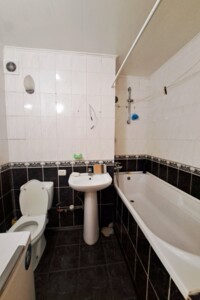 Продаж чотирикімнатної квартири в Полтаві, на вул. Остапа Вишні 2, район Центр фото 2