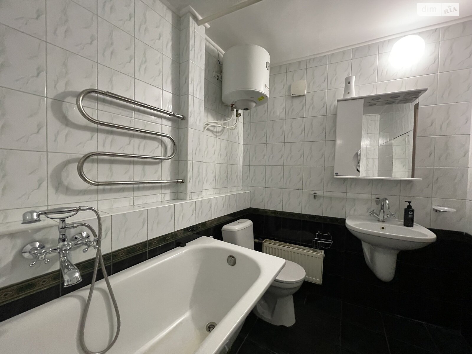 Продажа трехкомнатной квартиры в Ровно, на ул. Гайдамацкая 35, район Чайка фото 1 Продажа трехкомнатной квартиры в Ровно, на ул. Гайдамацкая 35, район Чайка фото 1