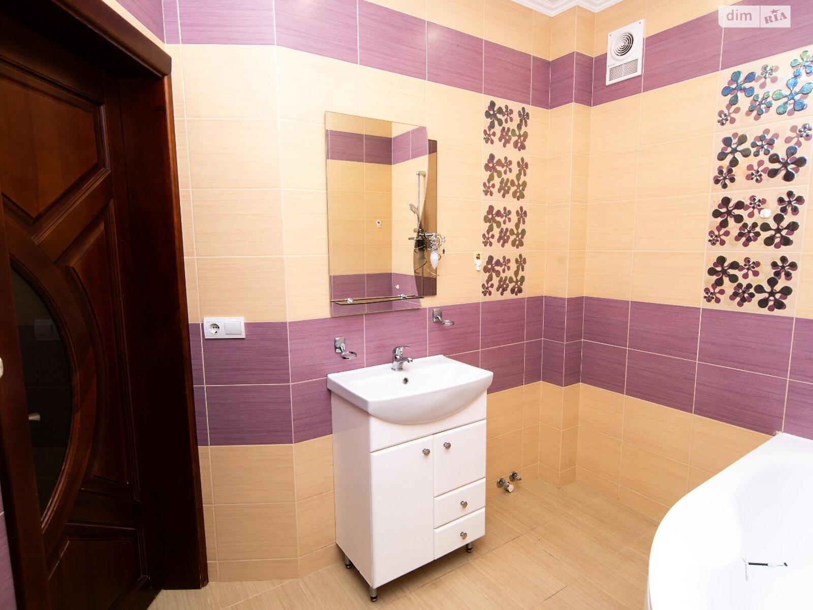 Продаж чотирикімнатної квартири в Рівному, на вул. Коновальця Євгена 44, район Північний фото 1 Продаж чотирикімнатної квартири в Рівному, на вул. Коновальця Євгена 44, район Північний фото 1