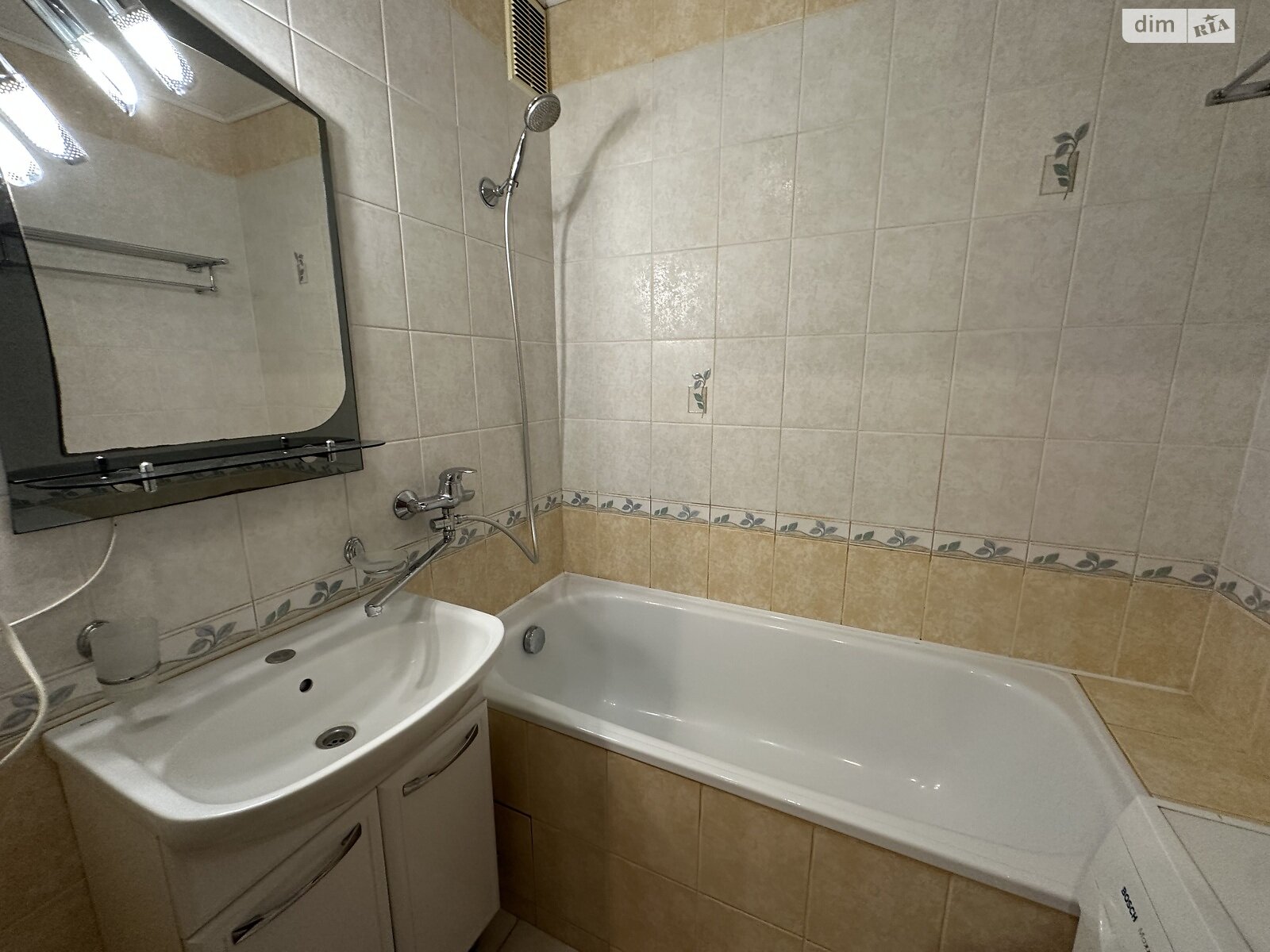 Продаж трикімнатної квартири в Рівному, на вул. Коновальця Євгена 6, район Північний фото 1