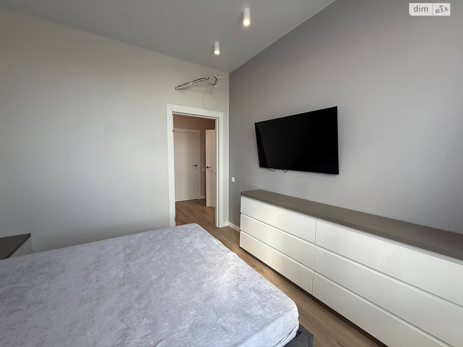 Продажа трехкомнатной квартиры в Софиевской Борщаговке, на ул. Академика Королёва 2, фото 1