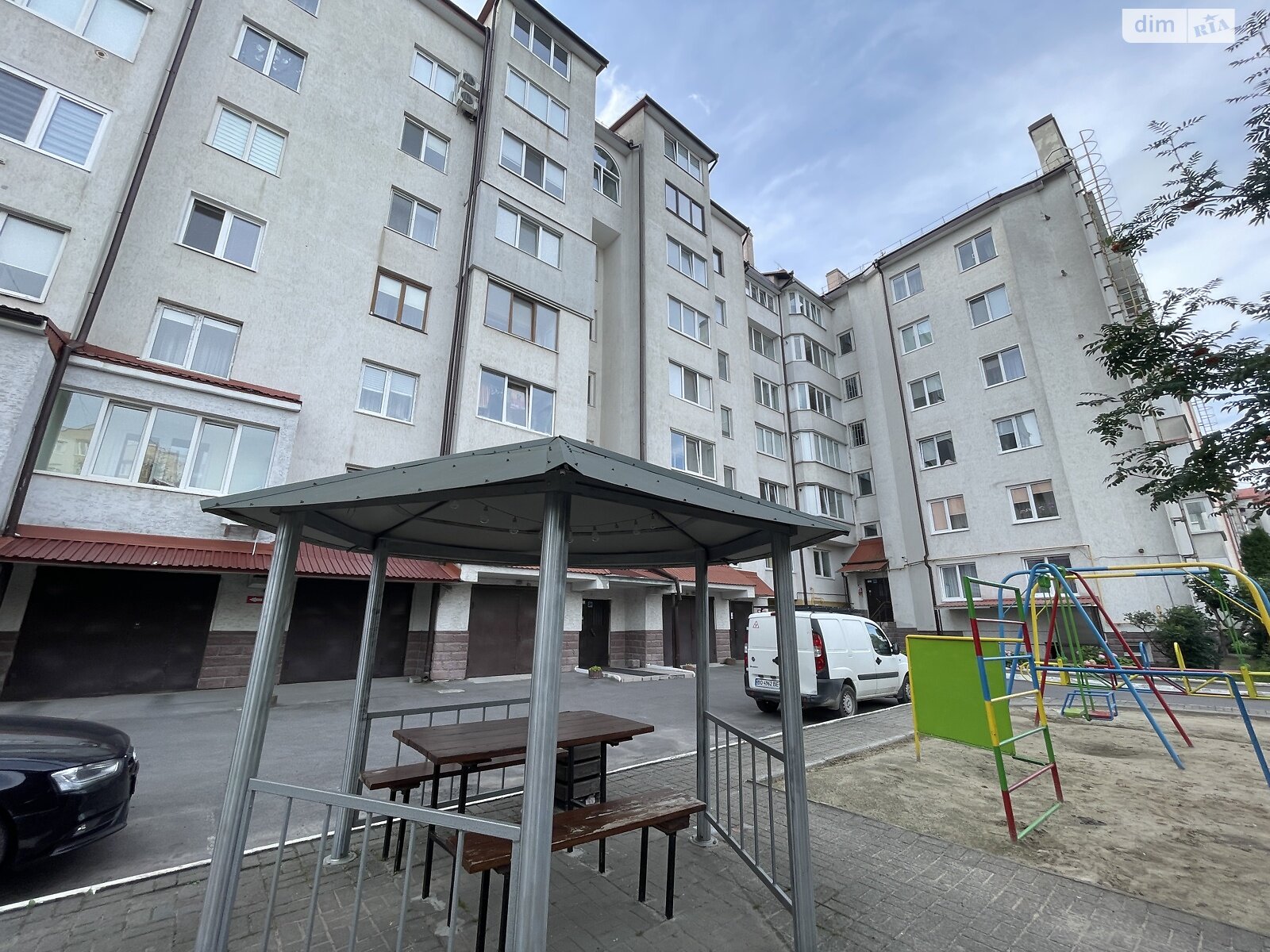 Продаж трикімнатної квартири в Тернополі, на вул. Євгена Коновальця, район Канада фото 1 Продаж трикімнатної квартири в Тернополі, на вул. Євгена Коновальця, район Канада фото 1