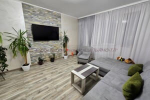 Продажа трехкомнатной квартиры в Ужгороде, на ул. Легоцкого, район Новый фото 2