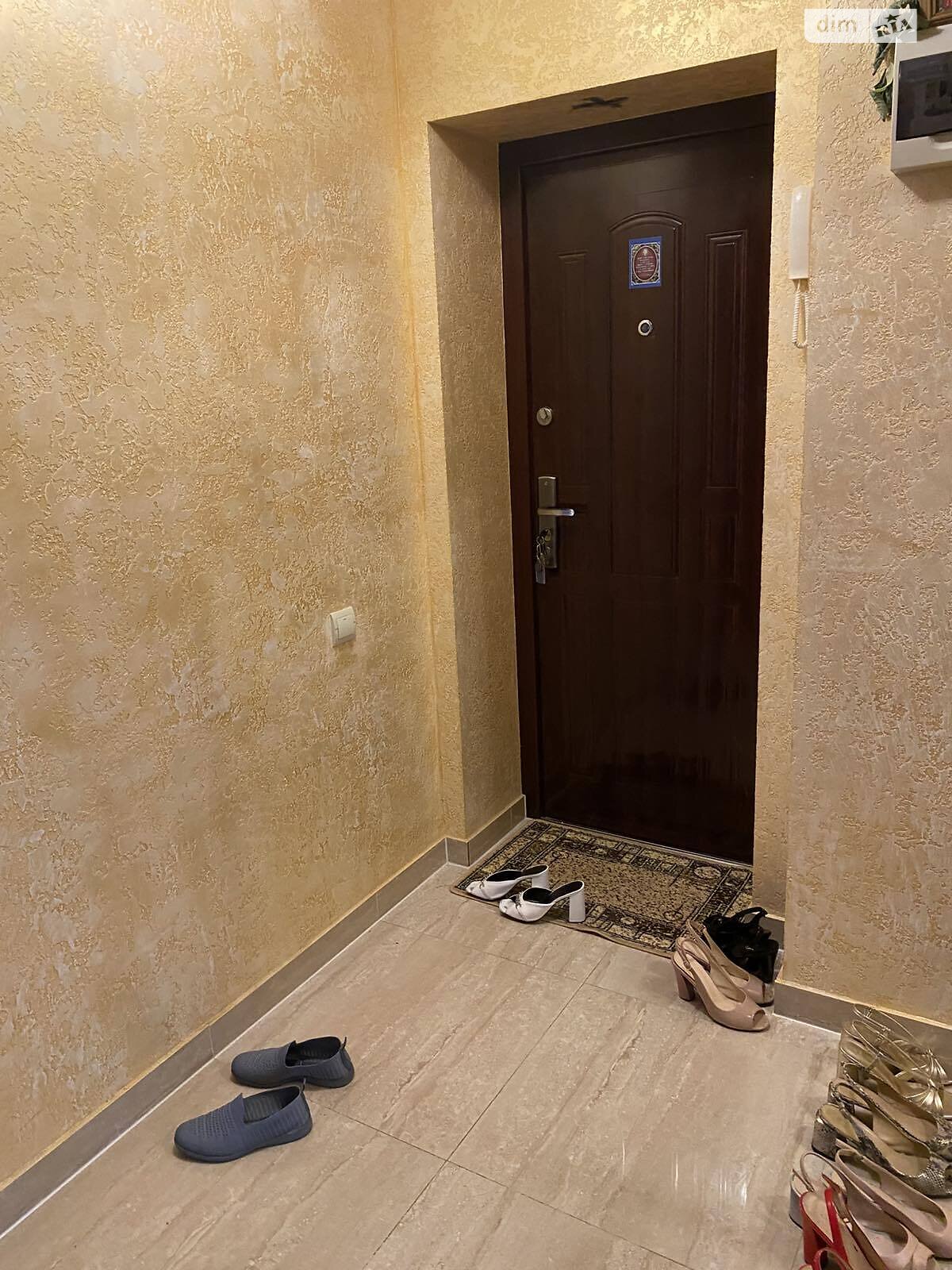 Продаж трикімнатної квартири в Ужгороді, на вул. Михайла Вербицького 43, район П'яний базар фото 1