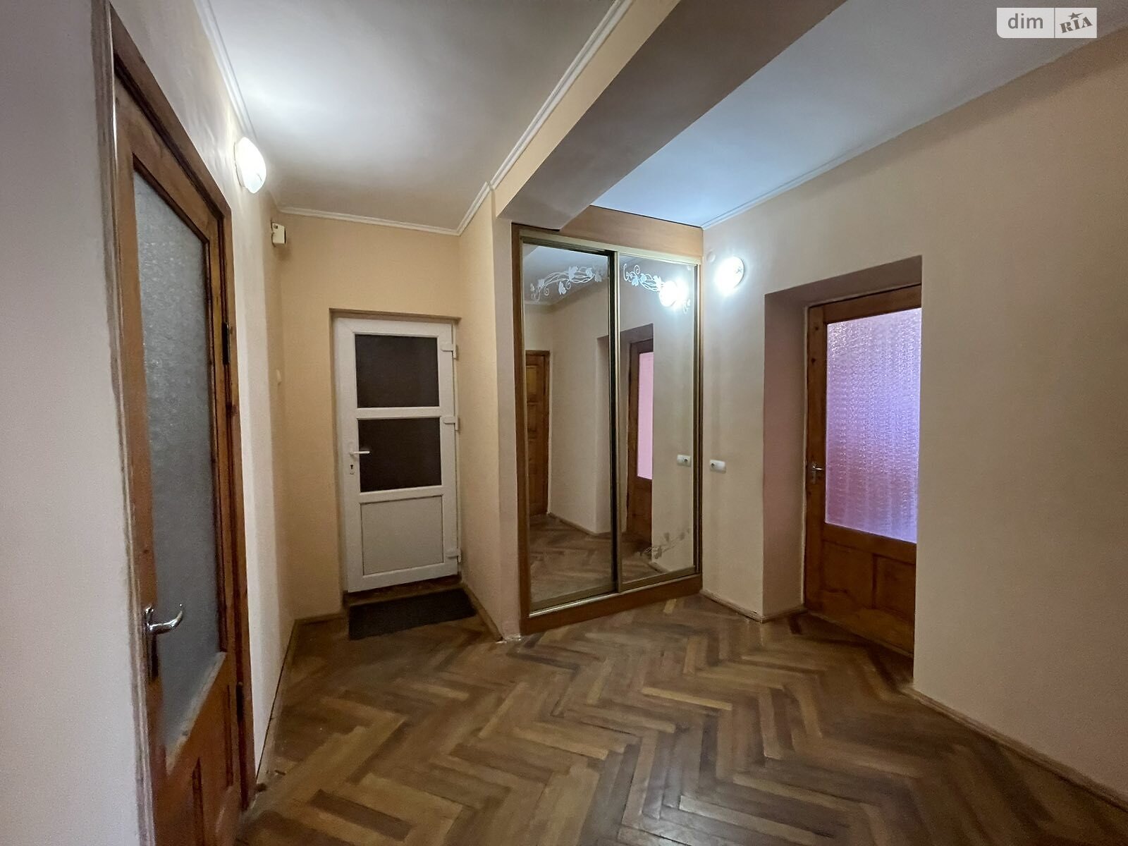 Продажа трехкомнатной квартиры в Ужгороде, на ул. Таможенная, фото 1 Продажа трехкомнатной квартиры в Ужгороде, на ул. Таможенная, фото 1