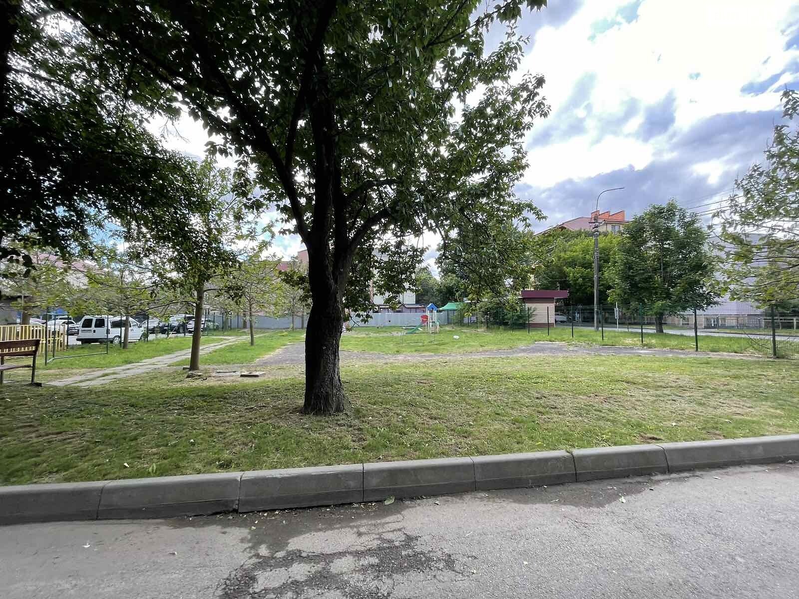 Продажа трехкомнатной квартиры в Ужгороде, на ул. Таможенная, фото 1 Продажа трехкомнатной квартиры в Ужгороде, на ул. Таможенная, фото 1