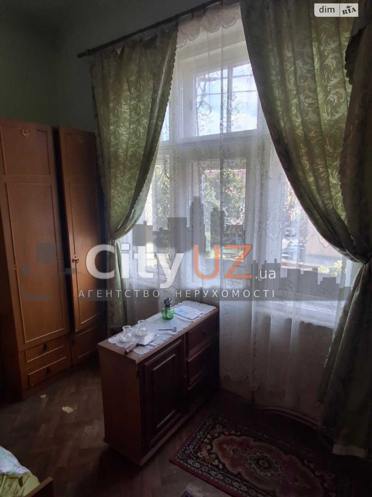 Продаж чотирикімнатної квартири в Ужгороді, на пл. Корятовича, район Центр фото 1