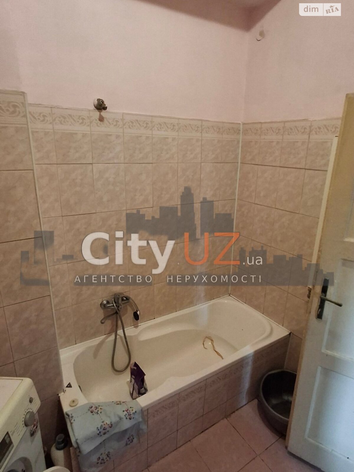 Продаж чотирикімнатної квартири в Ужгороді, на пл. Корятовича, район Центр фото 1