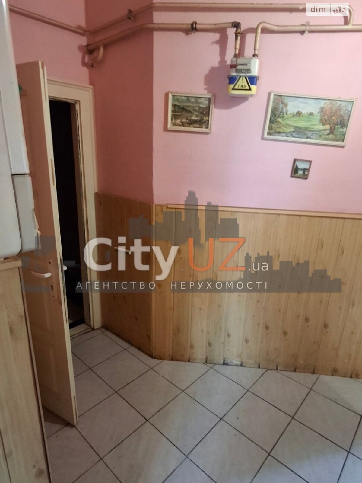 Продаж чотирикімнатної квартири в Ужгороді, на пл. Корятовича, район Центр фото 1