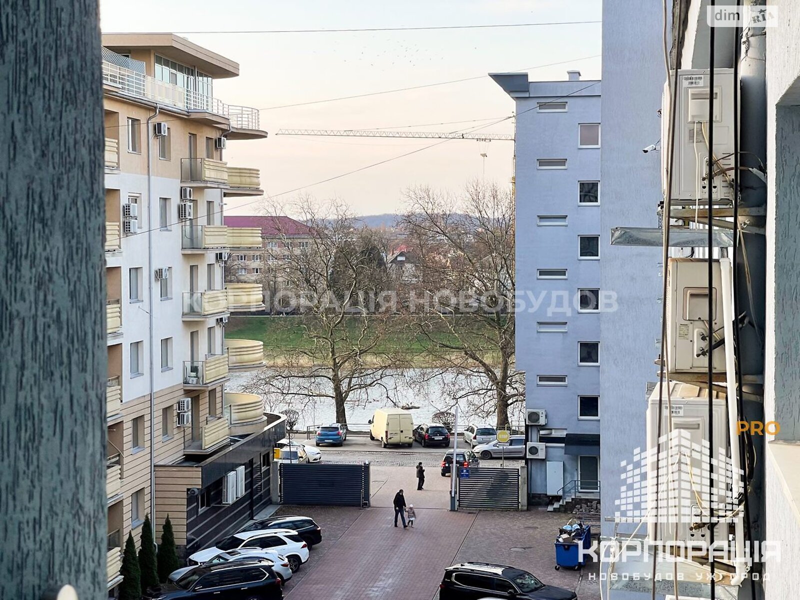 Продаж трикімнатної квартири в Ужгороді, на пл. Хмельницького Богдана, район Центр фото 1