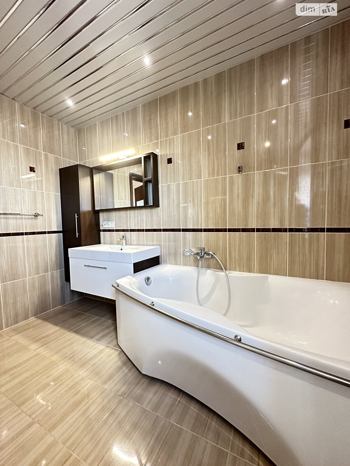 Продажа пятикомнатной квартиры в Вишневом, на ул. Машиностроителей 17А, фото 1 Продажа пятикомнатной квартиры в Вишневом, на ул. Машиностроителей 17А, фото 1