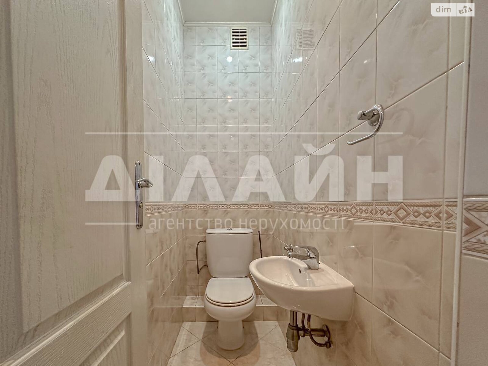 Продажа трехкомнатной квартиры в Запорожье, на просп. Соборный 58, район Александровский (Жовтневый) фото 1 Продажа трехкомнатной квартиры в Запорожье, на просп. Соборный 58, район Александровский (Жовтневый) фото 1