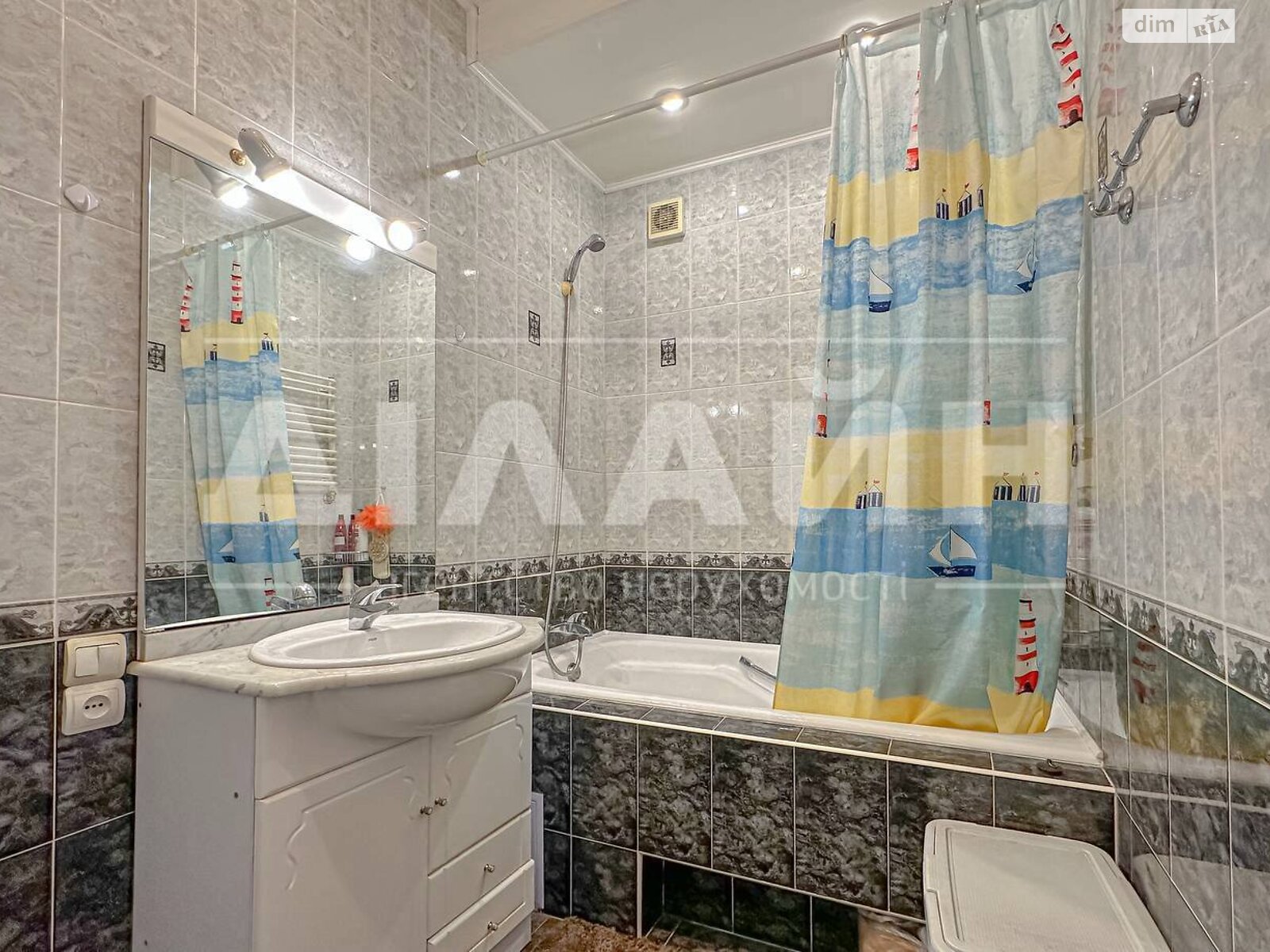 Продажа трехкомнатной квартиры в Запорожье, на просп. Соборный 58, район Александровский (Жовтневый) фото 1 Продажа трехкомнатной квартиры в Запорожье, на просп. Соборный 58, район Александровский (Жовтневый) фото 1